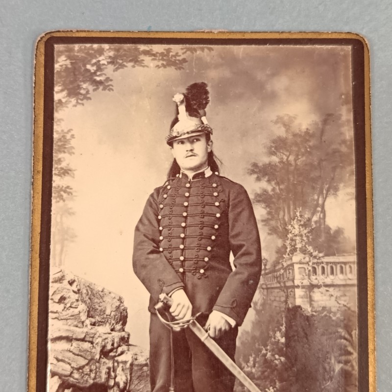 PHOTO CDV D'UN CAVALIER D'UN REGIMENT DE DRAGONS AVEC CASQUE ET SON SABRE VERS 1900 TROISIEME REPUBLIQUE