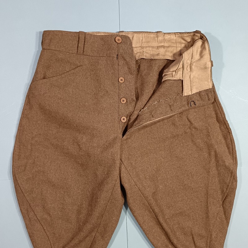 PANTALON CULOTTE SOUS OFFICIERS OU OFFICIER TYPE 1941 EN DRAP KAKI BOUTONS EN BOIS FABRICATION APRES 1945
