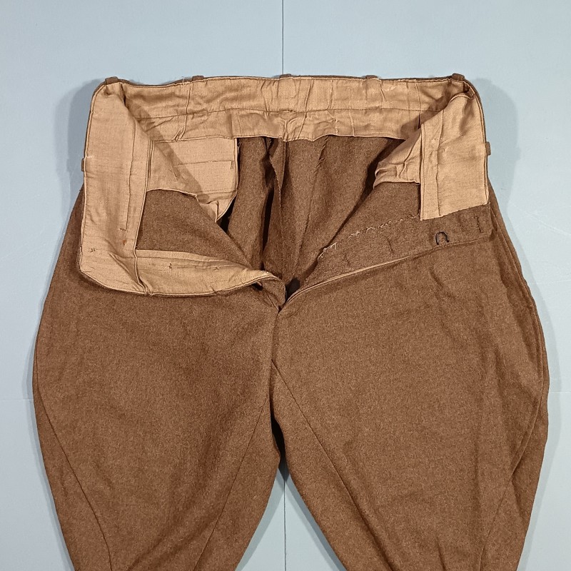 PANTALON CULOTTE SOUS OFFICIERS OU OFFICIER TYPE 1941 EN DRAP KAKI BOUTONS EN BOIS FABRICATION APRES 1945