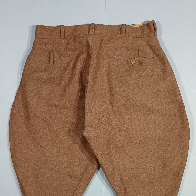 PANTALON CULOTTE SOUS OFFICIERS OU OFFICIER TYPE 1941 EN DRAP KAKI BOUTONS EN BOIS FABRICATION APRES 1945