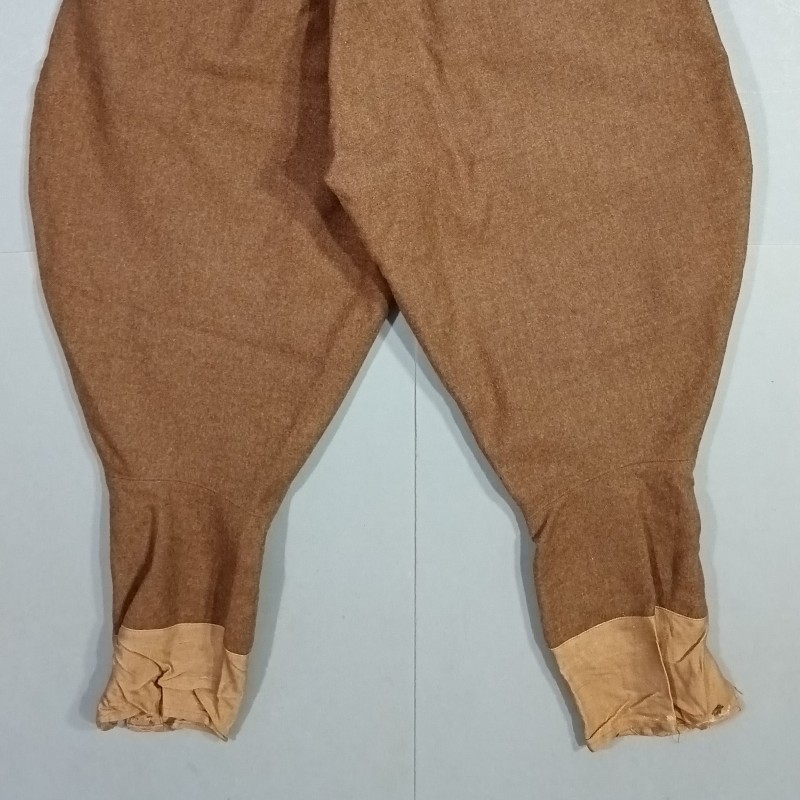 PANTALON CULOTTE SOUS OFFICIERS OU OFFICIER TYPE 1941 EN DRAP KAKI BOUTONS EN BOIS FABRICATION APRES 1945