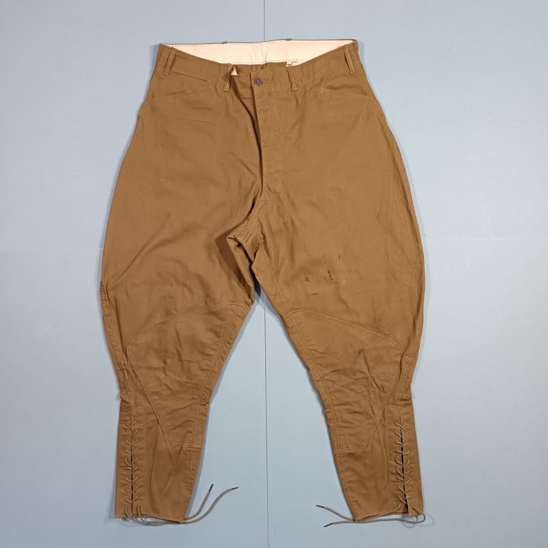 PANTALON CULOTTE CAVALERIE US DATE 1918 EN DRAP DE COTON KAKI METALIQUE US ARMY ETIQUETTE PRESENTE TOUR DE TAILLE 92 cm
