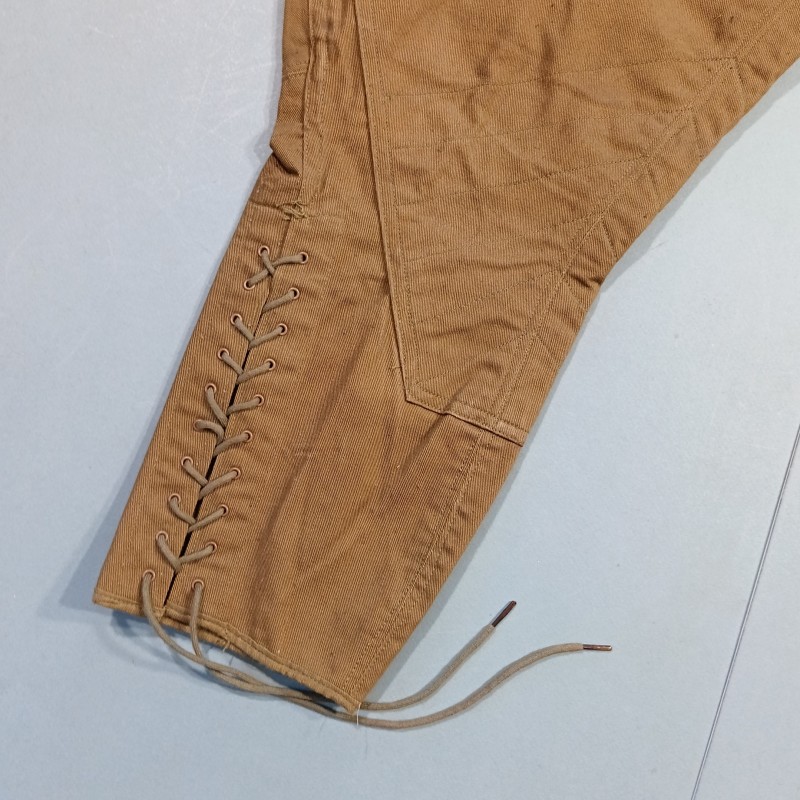 PANTALON CULOTTE CAVALERIE US DATE 1918 EN DRAP DE COTON KAKI METALIQUE US ARMY ETIQUETTE PRESENTE TOUR DE TAILLE 92 cm
