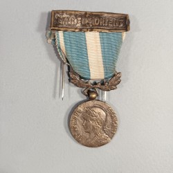 MEDAILLE COLONIALE AVEC BARRETTE EXTREME ORIENT COMMEMO INDOCHINE FABRICATION LOCALE INDOCHINE EN BRONZE ARGENTE
