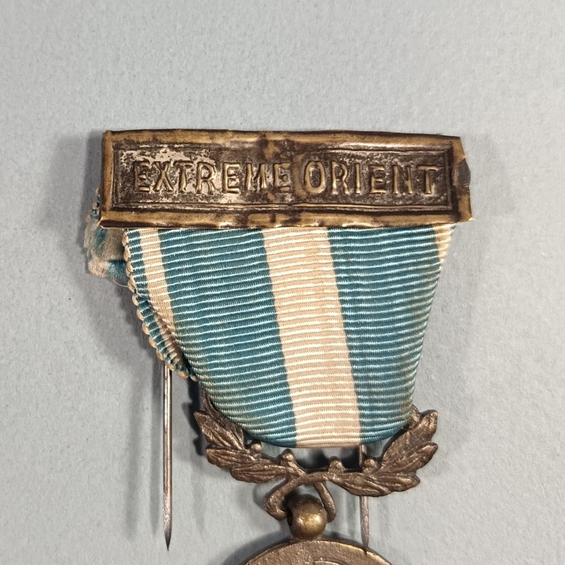 MEDAILLE COLONIALE AVEC BARRETTE EXTREME ORIENT COMMEMO INDOCHINE FABRICATION LOCALE INDOCHINE EN BRONZE ARGENTE