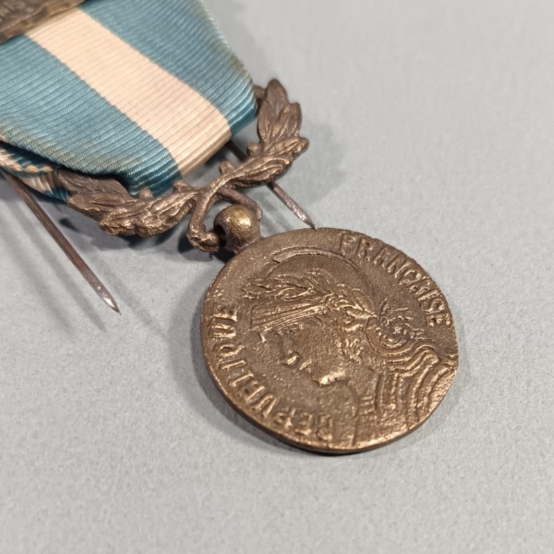 MEDAILLE COLONIALE AVEC BARRETTE EXTREME ORIENT COMMEMO INDOCHINE FABRICATION LOCALE INDOCHINE EN BRONZE ARGENTE