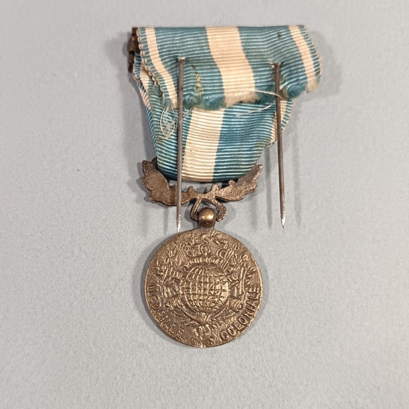 MEDAILLE COLONIALE AVEC BARRETTE EXTREME ORIENT COMMEMO INDOCHINE FABRICATION LOCALE INDOCHINE EN BRONZE ARGENTE