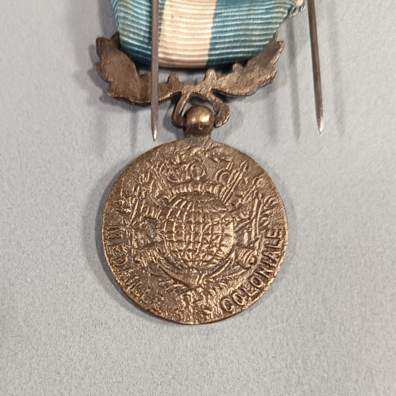 MEDAILLE COLONIALE AVEC BARRETTE EXTREME ORIENT COMMEMO INDOCHINE FABRICATION LOCALE INDOCHINE EN BRONZE ARGENTE