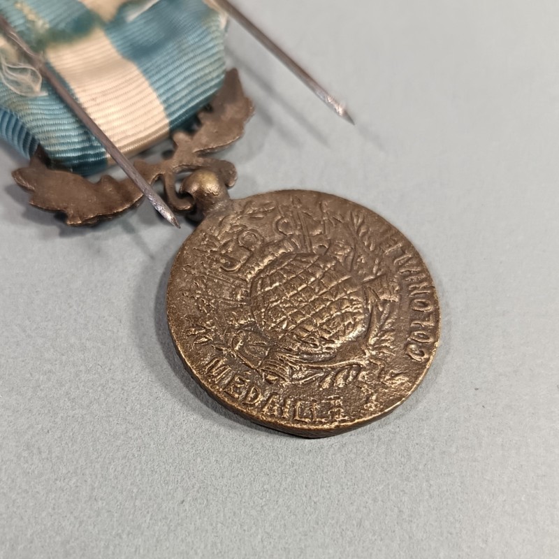 MEDAILLE COLONIALE AVEC BARRETTE EXTREME ORIENT COMMEMO INDOCHINE FABRICATION LOCALE INDOCHINE EN BRONZE ARGENTE
