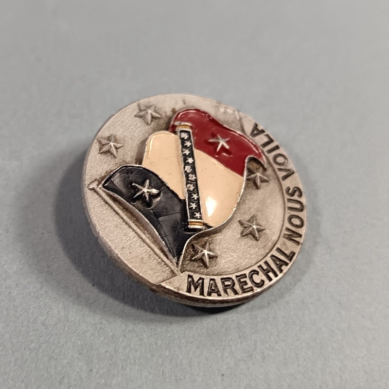 PETIT INSIGNE OU BROCHE PROPAGANDE OU SOUVENIR DU MARECHAL PETAIN 1940 1944 GVT DE VICHY MARECHAL NOUS VOILA