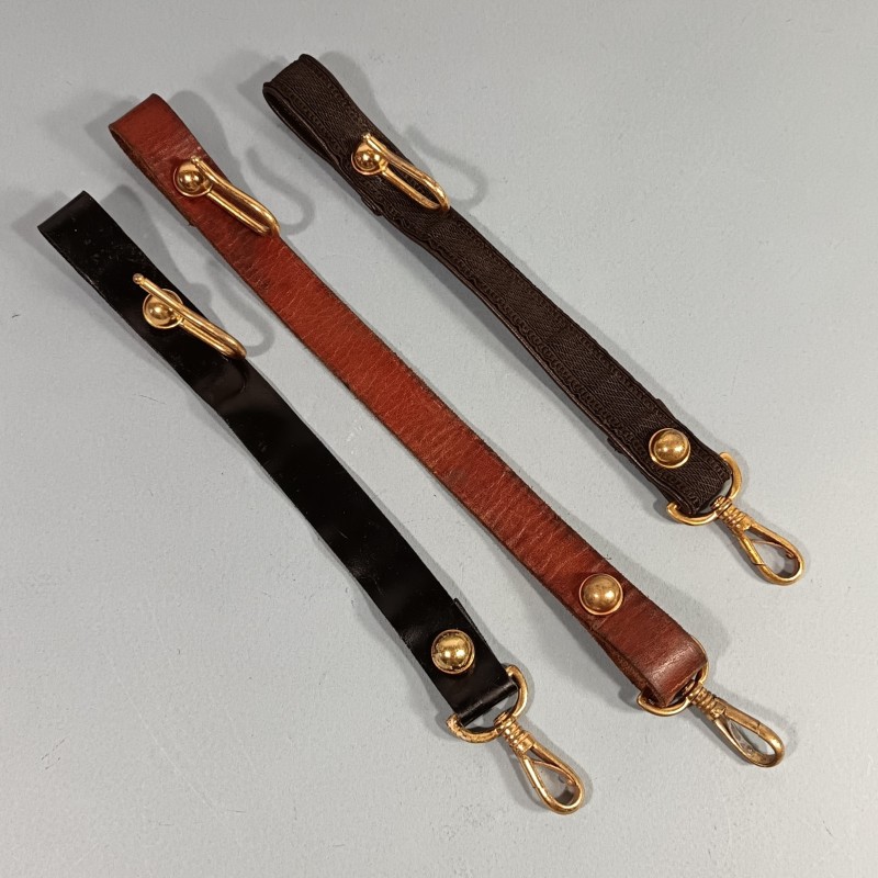 LOT DE MOUSQUETON CROCHET ET ARDILLON D'OCCASION EN LAITON POUR BELIERE DE SABRE SABRETACHE ET SUSPENTES MILITAIRES