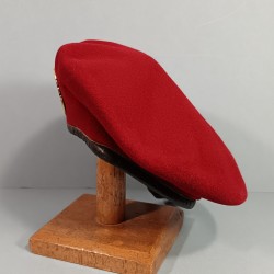 BERET ROUGE AMARANTE PARACHUTISTES COLONIAUX GUERRE D'ALGERIE FABRICATION ANNEES 1950 INSIGNE DRAGO PARIS 1958