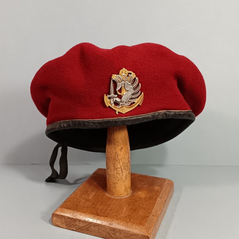 BERET ROUGE AMARANTE PARACHUTISTES COLONIAUX GUERRE D'ALGERIE FABRICATION ANNEES 1950 INSIGNE DRAGO PARIS 1958