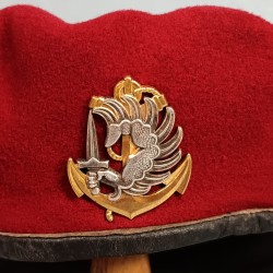 BERET ROUGE AMARANTE PARACHUTISTES COLONIAUX GUERRE D'ALGERIE FABRICATION ANNEES 1950 INSIGNE DRAGO PARIS 1958
