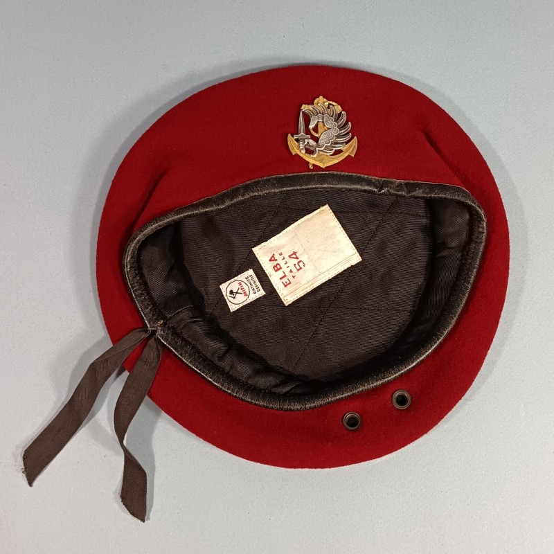 BERET ROUGE AMARANTE PARACHUTISTES COLONIAUX GUERRE D'ALGERIE FABRICATION ANNEES 1950 INSIGNE DRAGO PARIS 1958