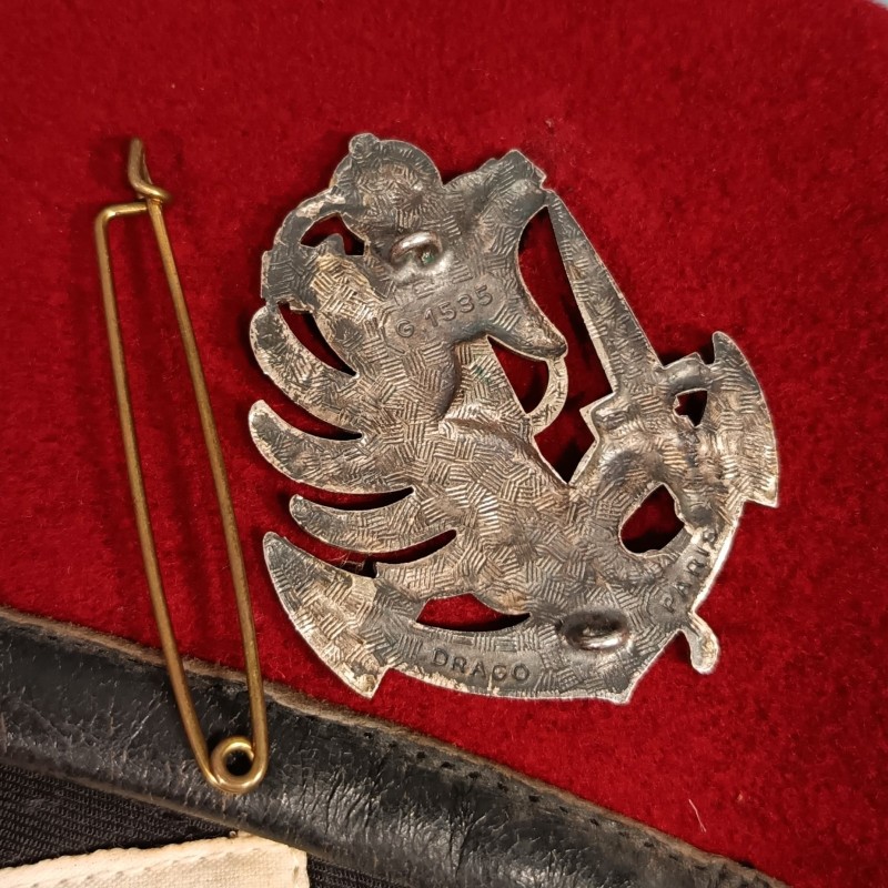 BERET ROUGE AMARANTE PARACHUTISTES COLONIAUX GUERRE D'ALGERIE FABRICATION ANNEES 1950 INSIGNE DRAGO PARIS 1958