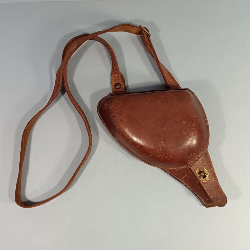 ETUI D'OFFICIER EN CUIR MARRON FAUVE DATE 1904 AVEC SA BRETELLE POUR REVOLVER ST ETIENNE MODELE 1873 ET 1874 " ETUI JAMBON "