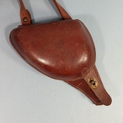 ETUI D'OFFICIER EN CUIR MARRON FAUVE DATE 1904 AVEC SA BRETELLE POUR REVOLVER ST ETIENNE MODELE 1873 ET 1874 " ETUI JAMBON "