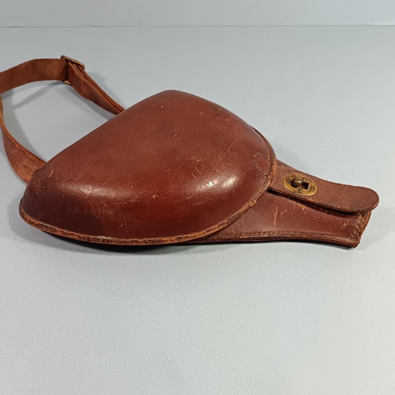 ETUI D'OFFICIER EN CUIR MARRON FAUVE DATE 1904 AVEC SA BRETELLE POUR REVOLVER ST ETIENNE MODELE 1873 ET 1874 " ETUI JAMBON "