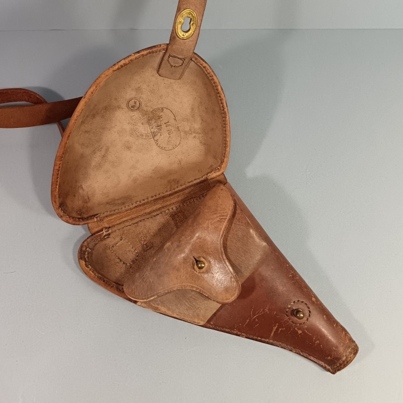 ETUI D'OFFICIER EN CUIR MARRON FAUVE DATE 1904 AVEC SA BRETELLE POUR REVOLVER ST ETIENNE MODELE 1873 ET 1874 " ETUI JAMBON "