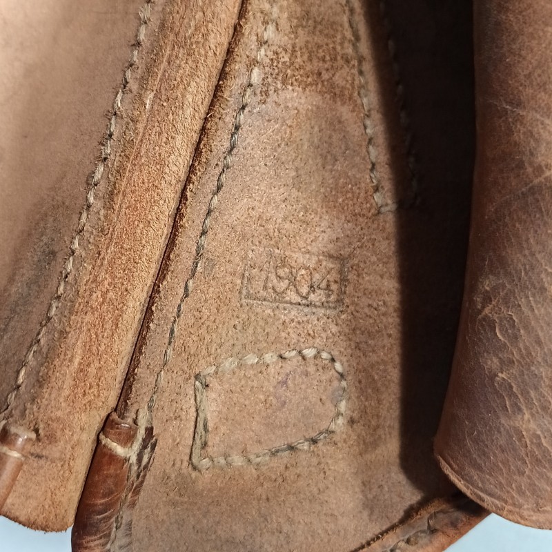 ETUI D'OFFICIER EN CUIR MARRON FAUVE DATE 1904 AVEC SA BRETELLE POUR REVOLVER ST ETIENNE MODELE 1873 ET 1874 " ETUI JAMBON "