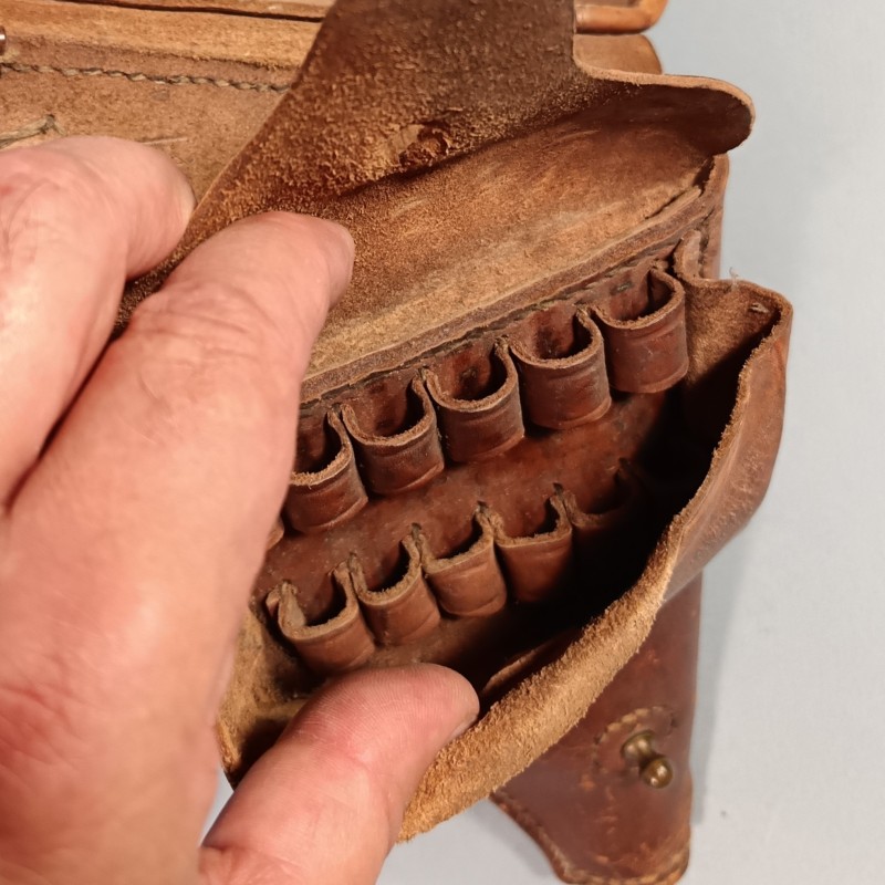 ETUI D'OFFICIER EN CUIR MARRON FAUVE DATE 1904 AVEC SA BRETELLE POUR REVOLVER ST ETIENNE MODELE 1873 ET 1874 " ETUI JAMBON "
