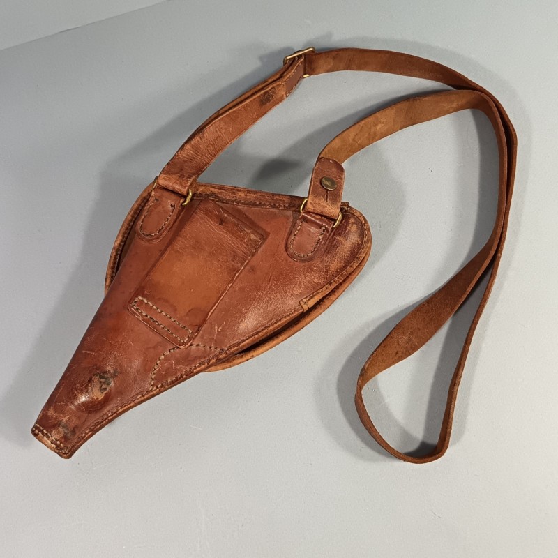ETUI D'OFFICIER EN CUIR MARRON FAUVE DATE 1904 AVEC SA BRETELLE POUR REVOLVER ST ETIENNE MODELE 1873 ET 1874 " ETUI JAMBON "