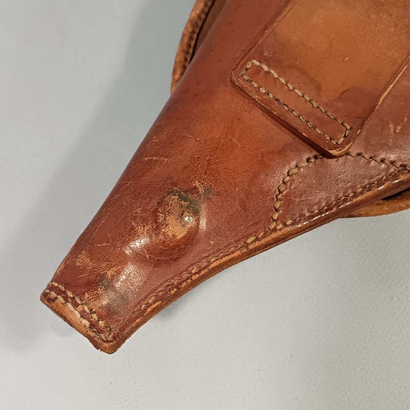 ETUI D'OFFICIER EN CUIR MARRON FAUVE DATE 1904 AVEC SA BRETELLE POUR REVOLVER ST ETIENNE MODELE 1873 ET 1874 " ETUI JAMBON "