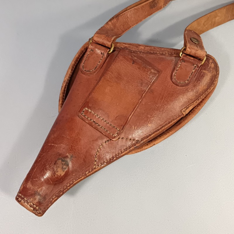 ETUI D'OFFICIER EN CUIR MARRON FAUVE DATE 1904 AVEC SA BRETELLE POUR REVOLVER ST ETIENNE MODELE 1873 ET 1874 " ETUI JAMBON "