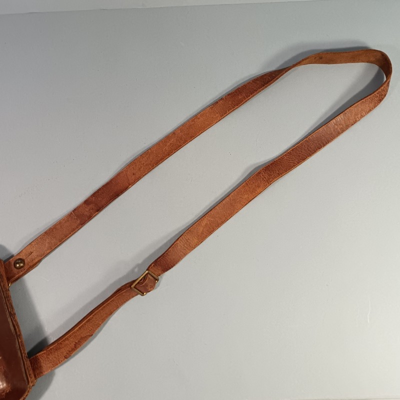 ETUI D'OFFICIER EN CUIR MARRON FAUVE DATE 1904 AVEC SA BRETELLE POUR REVOLVER ST ETIENNE MODELE 1873 ET 1874 " ETUI JAMBON "