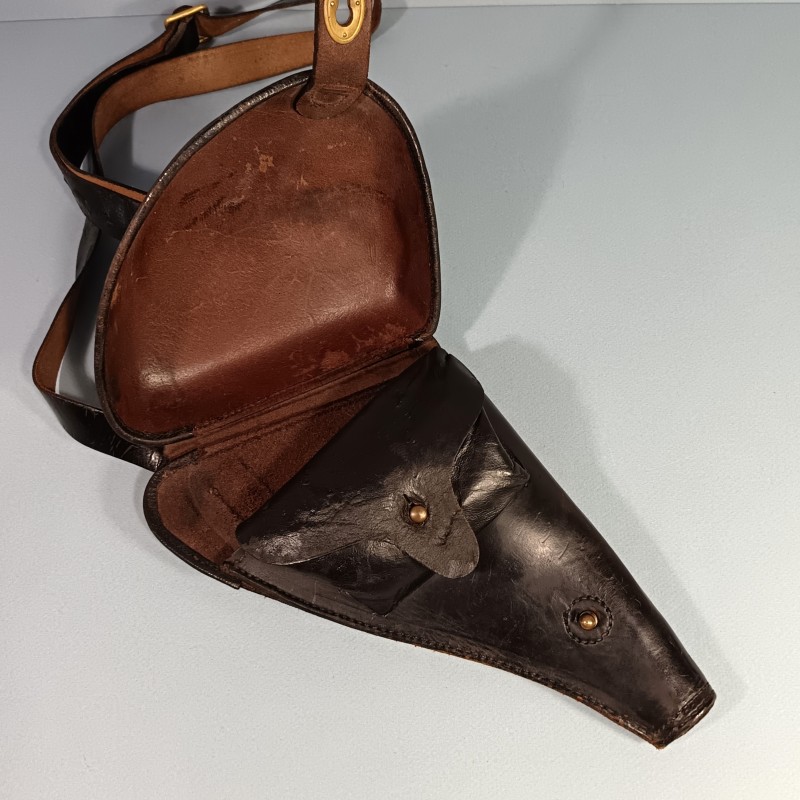 ETUI D'OFFICIER EN CUIR NOIR AVEC SA BRETELLE POUR REVOLVER ST ETIENNE MODELE 1892 ETUI " JAMBON " CHASSEURS ET GENDARME