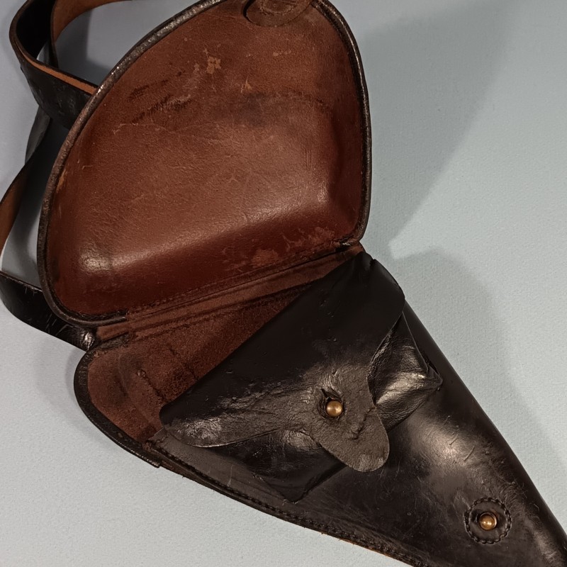 ETUI D'OFFICIER EN CUIR NOIR AVEC SA BRETELLE POUR REVOLVER ST ETIENNE MODELE 1892 ETUI " JAMBON " CHASSEURS ET GENDARME