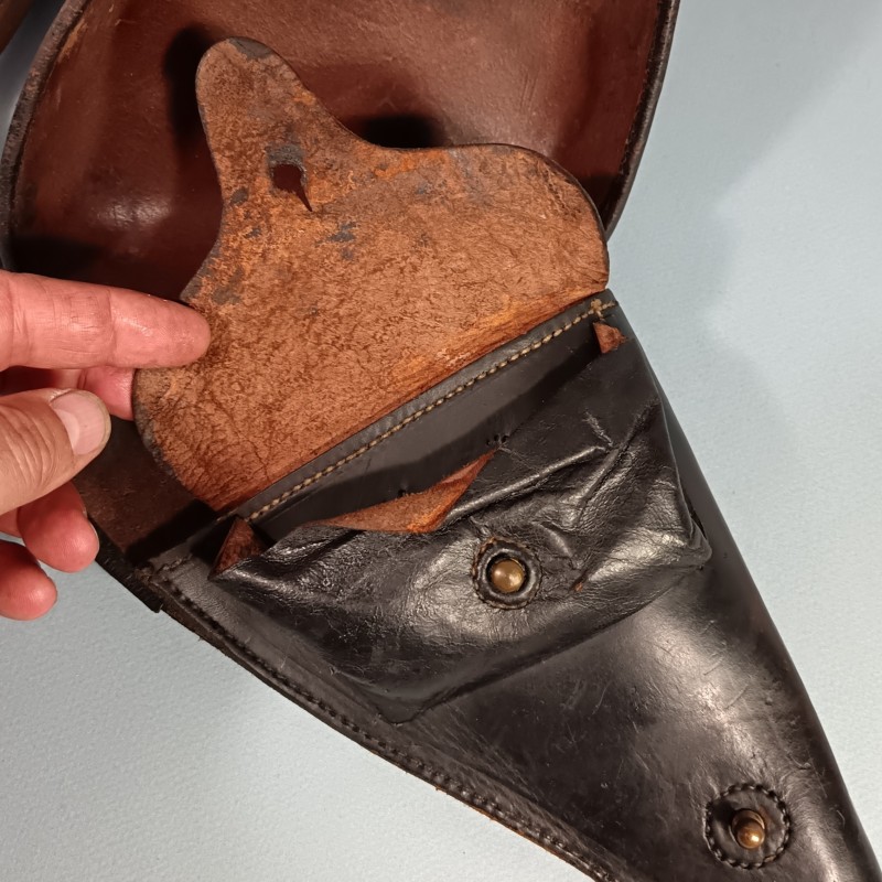 ETUI D'OFFICIER EN CUIR NOIR AVEC SA BRETELLE POUR REVOLVER ST ETIENNE MODELE 1892 ETUI " JAMBON " CHASSEURS ET GENDARME