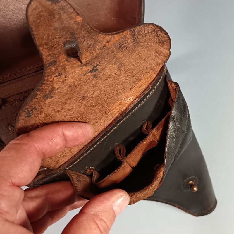 ETUI D'OFFICIER EN CUIR NOIR AVEC SA BRETELLE POUR REVOLVER ST ETIENNE MODELE 1892 ETUI " JAMBON " CHASSEURS ET GENDARME