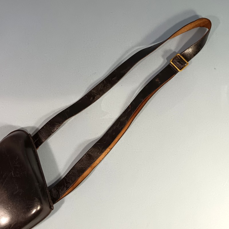 ETUI D'OFFICIER EN CUIR NOIR AVEC SA BRETELLE POUR REVOLVER ST ETIENNE MODELE 1892 ETUI " JAMBON " CHASSEURS ET GENDARME