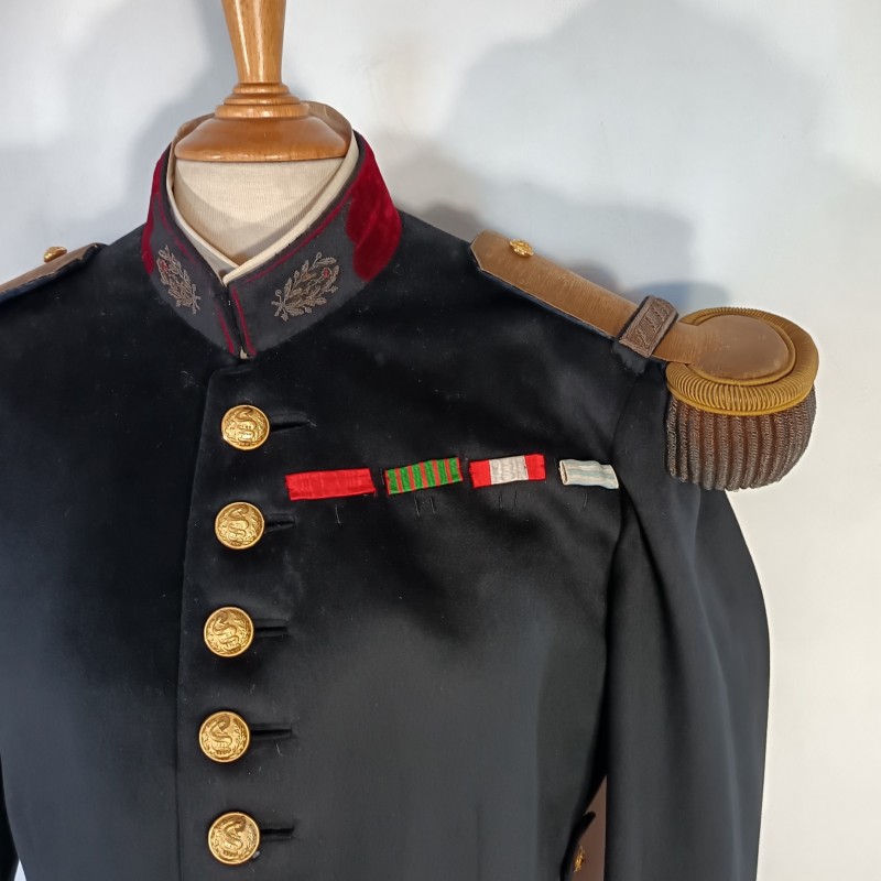 VESTE D'UNIFORME MODELE 1931 D'UN COMMANDANT OU MEDECIN PRINCIPAL DU SERVICE DE SANTE DATEE 1939 AVEC EPAULETTES