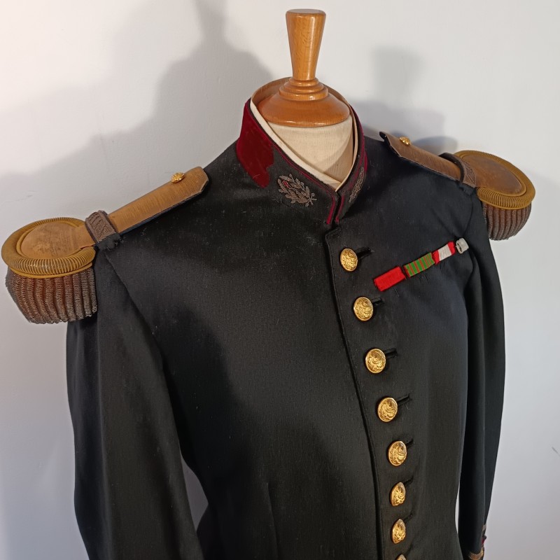 VESTE D'UNIFORME MODELE 1931 D'UN COMMANDANT OU MEDECIN PRINCIPAL DU SERVICE DE SANTE DATEE 1939 AVEC EPAULETTES