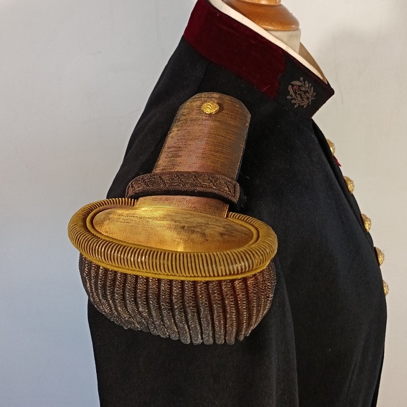 VESTE D'UNIFORME MODELE 1931 D'UN COMMANDANT OU MEDECIN PRINCIPAL DU SERVICE DE SANTE DATEE 1939 AVEC EPAULETTES