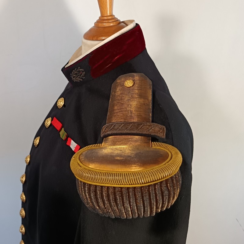 VESTE D'UNIFORME MODELE 1931 D'UN COMMANDANT OU MEDECIN PRINCIPAL DU SERVICE DE SANTE DATEE 1939 AVEC EPAULETTES