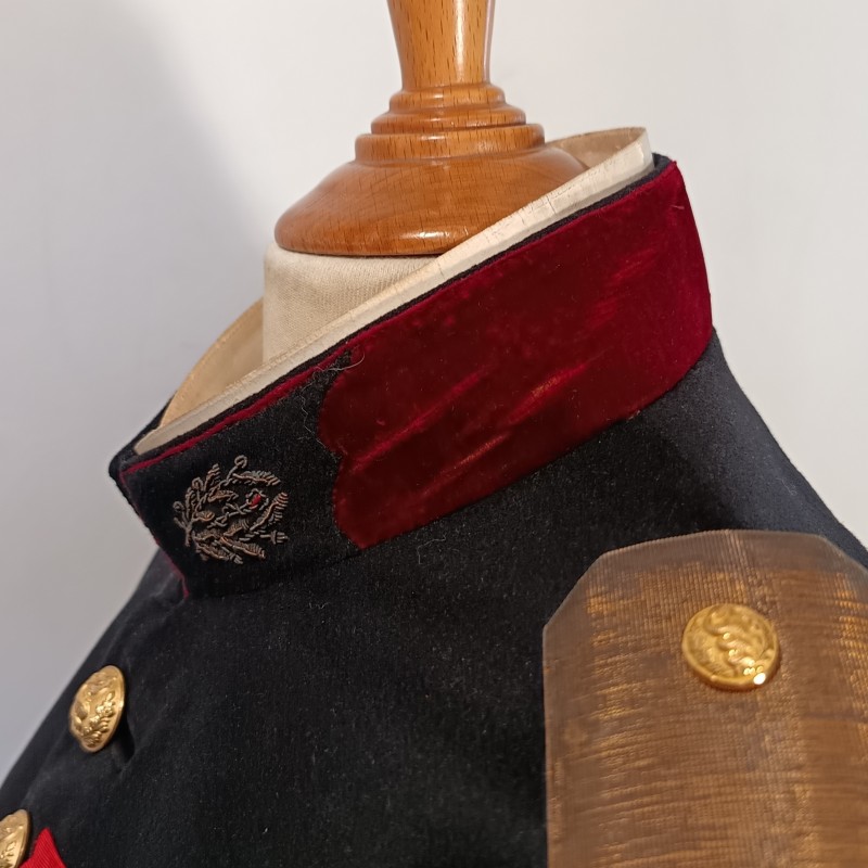 VESTE D'UNIFORME MODELE 1931 D'UN COMMANDANT OU MEDECIN PRINCIPAL DU SERVICE DE SANTE DATEE 1939 AVEC EPAULETTES