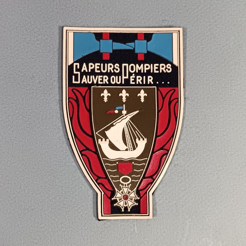 INSIGNE TISSU ET PLASTIQUE DE LA BRIGADE DES SAPEURS POMPIERS DE PARIS BSPP FABRICATION ANNEES 1950