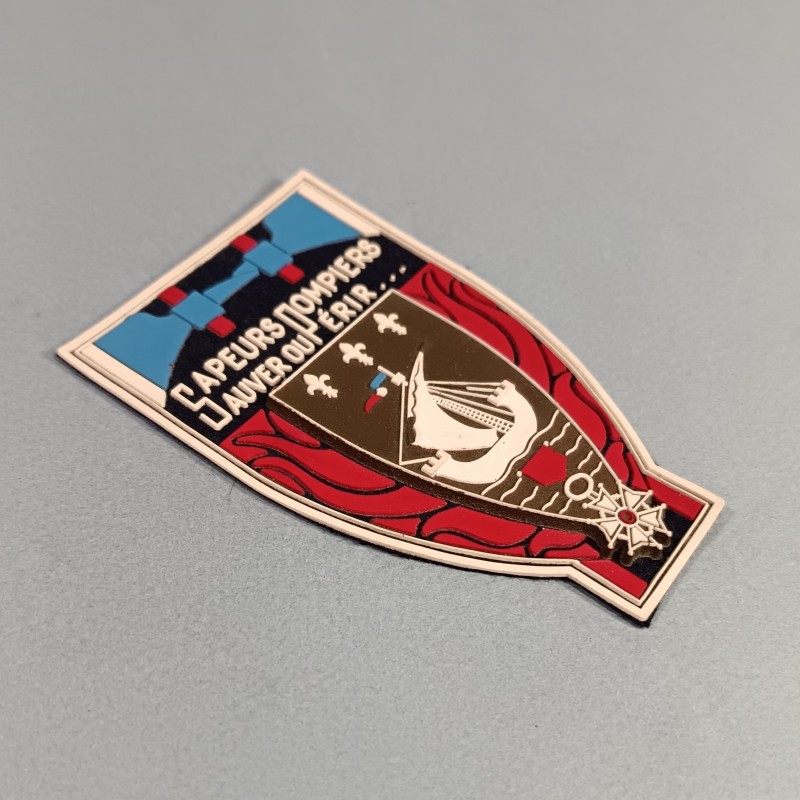 INSIGNE TISSU ET PLASTIQUE DE LA BRIGADE DES SAPEURS POMPIERS DE PARIS BSPP FABRICATION ANNEES 1950
