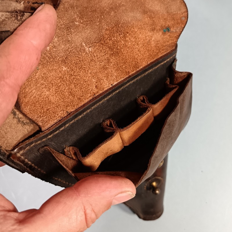 ETUI D'OFFICIER EN CUIR NOIR AVEC SON BAUDRIER POUR REVOLVER ST ETIENNE MODELE 1892 ETUI " JAMBON " CHASSEURS ET GENDARME
