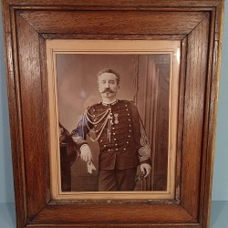 GRANDE PHOTO MILITAIRE ENCADREE SOUS VERRE D'UN LIEUTENANT COLONEL DE CAVALERIE DRAGON OU CUIRASSIER D'ETAT MAJOR VERS 1900
