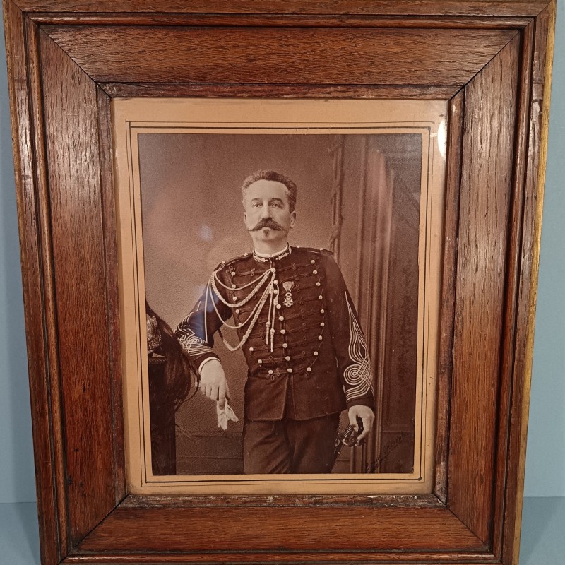GRANDE PHOTO MILITAIRE ENCADREE SOUS VERRE D'UN LIEUTENANT COLONEL DE CAVALERIE DRAGON OU CUIRASSIER D'ETAT MAJOR VERS 1900