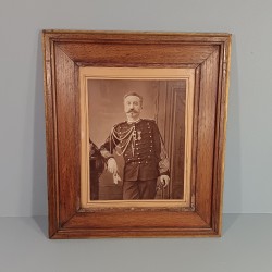 GRANDE PHOTO MILITAIRE ENCADREE SOUS VERRE D'UN LIEUTENANT COLONEL DE CAVALERIE DRAGON OU CUIRASSIER D'ETAT MAJOR VERS 1900