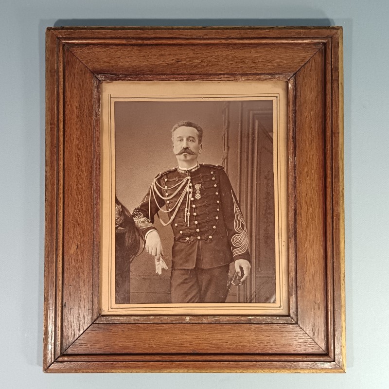 GRANDE PHOTO MILITAIRE ENCADREE SOUS VERRE D'UN LIEUTENANT COLONEL DE CAVALERIE DRAGON OU CUIRASSIER D'ETAT MAJOR VERS 1900