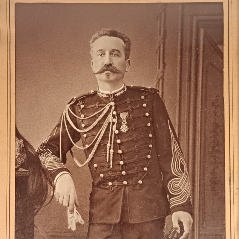 GRANDE PHOTO MILITAIRE ENCADREE SOUS VERRE D'UN LIEUTENANT COLONEL DE CAVALERIE DRAGON OU CUIRASSIER D'ETAT MAJOR VERS 1900