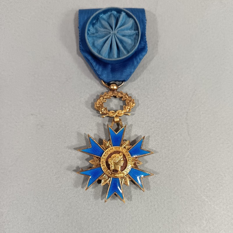 FRANCE MEDAILLE D'OFFICIER DE L'ORDRE NATIONAL DU MERITE ONM FABRICATION EN VERMEIL ARTHUS BERTRAND EN BOITE