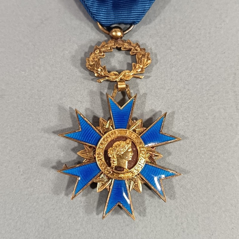 FRANCE MEDAILLE D'OFFICIER DE L'ORDRE NATIONAL DU MERITE ONM FABRICATION EN VERMEIL ARTHUS BERTRAND EN BOITE